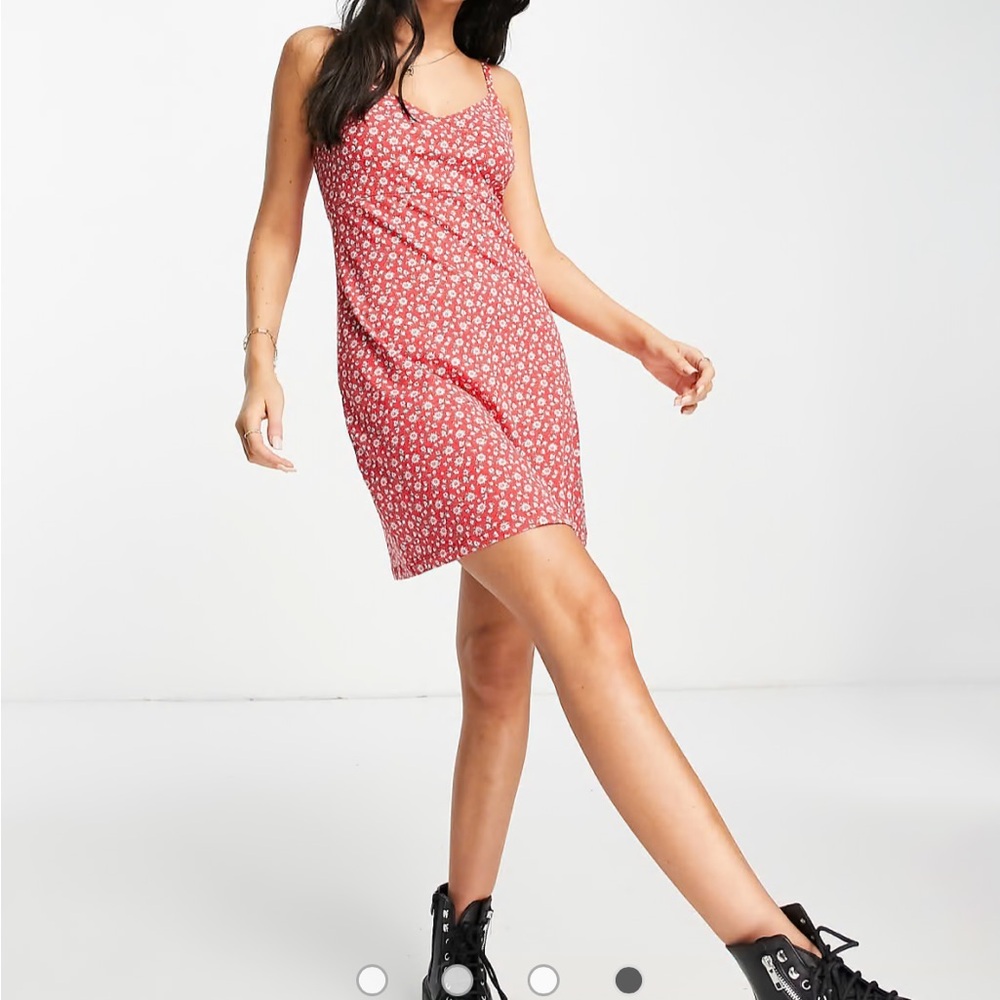Red floral hollister cami dress in red floral - Picture 4 of 4